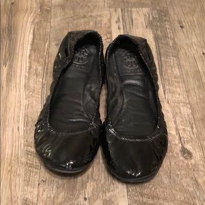 Tory Burch sz 6 black patent Eddie flats